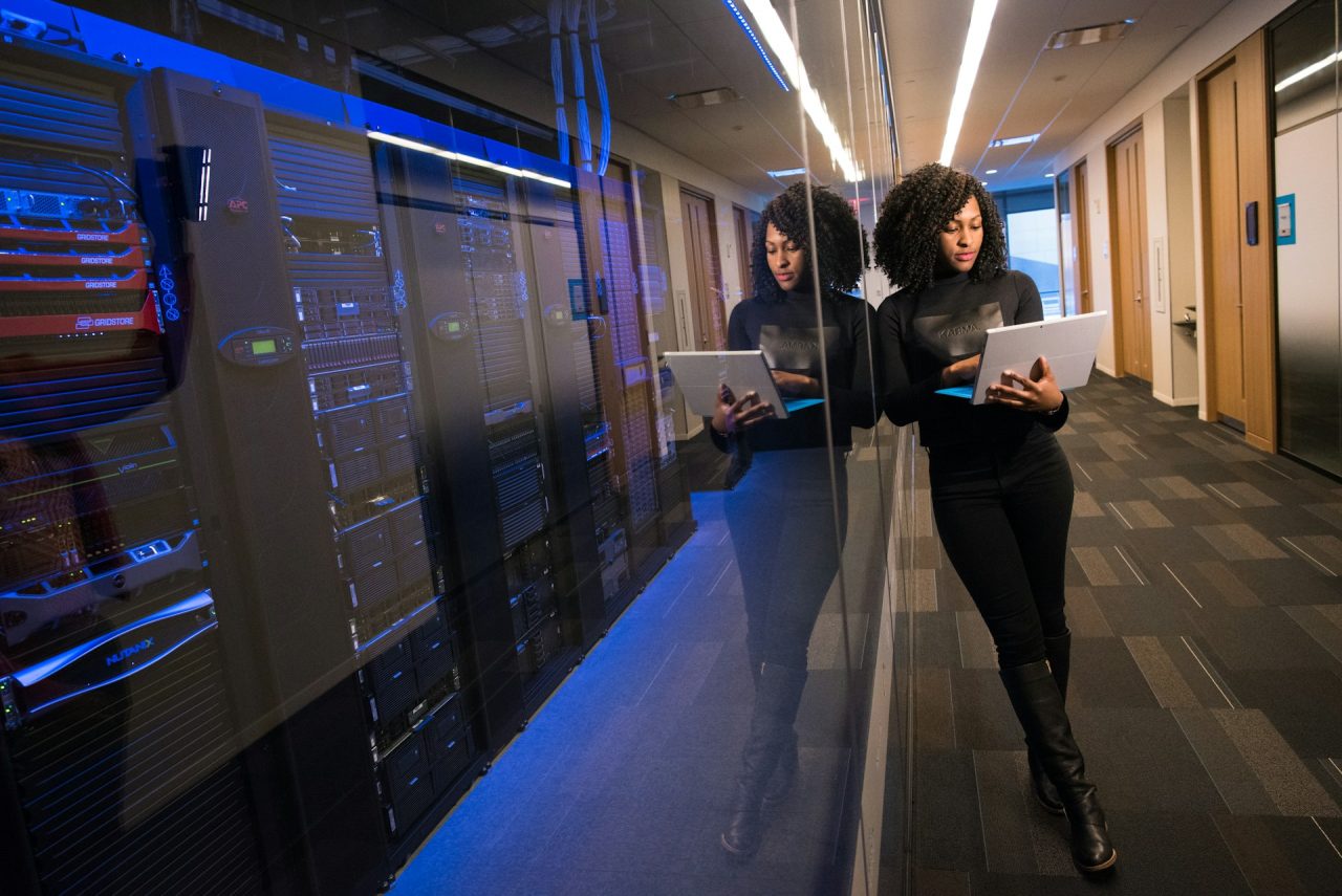 femme-professionnelle-gerant-le-data-center